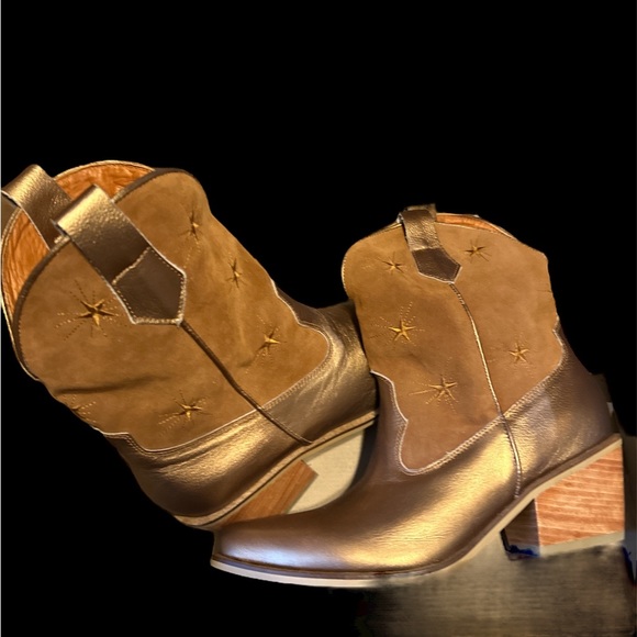 NWT in box Silvia cobos cowboy boots bronze gold with stars so fine size 11 - Picture 1 of 9